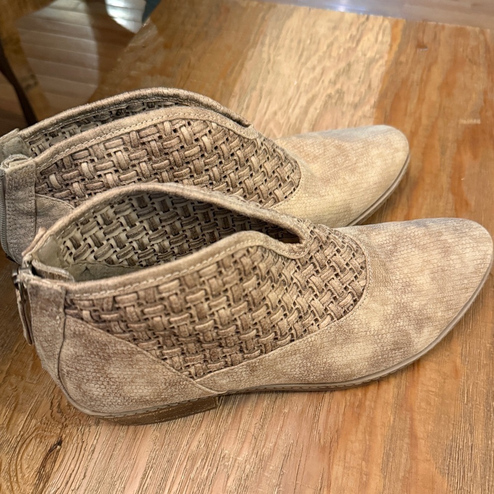 Buckle NO CALL NWT Tan Ankle Booties with Woven Detail perfect w Shorts a dress!